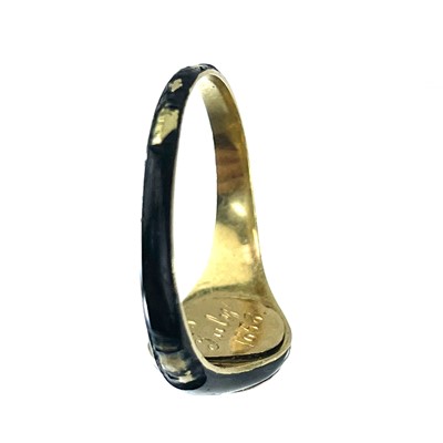 Lot 43 - An early Victorian gold and black enamel mourning signet ring.