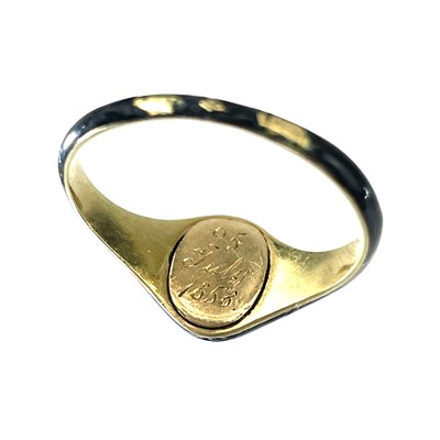 Lot 43 - An early Victorian gold and black enamel mourning signet ring.