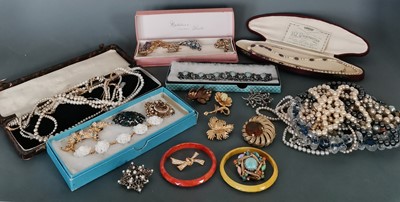 Lot 46 - A quantity of costume jewellery including...