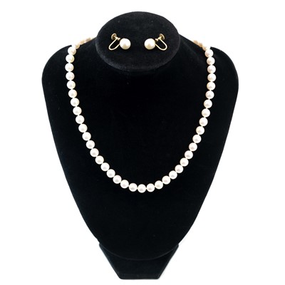 Lot 286 - A modern pearl necklace with screw back pearl earrings.