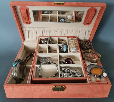 Lot 27 - A suede jewellery box containing a selection...