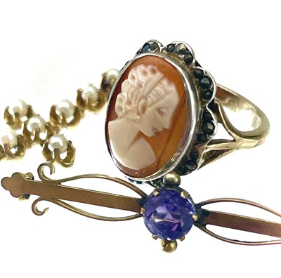 Lot 51 - A pendant, a bar brooch and shell cameo ring.