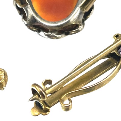 Lot 51 - A pendant, a bar brooch and shell cameo ring.