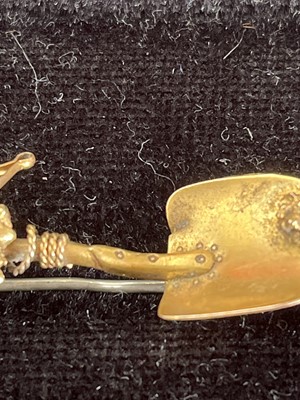 Lot 129 - A high purity gold prospectors brooch in the form of a spade with rope and two nuggets.