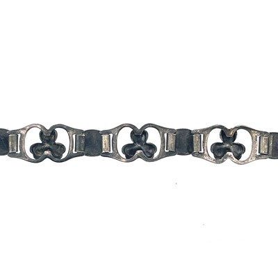 Lot 40 - An Arts & Crafts silver and green enamel shamrock design panel bracelet.