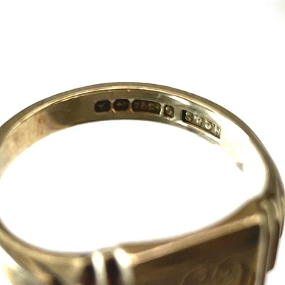 Lot 94 - A 9ct gold gentleman's signet ring.