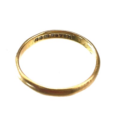 Lot 134 - A 22ct gold band ring.