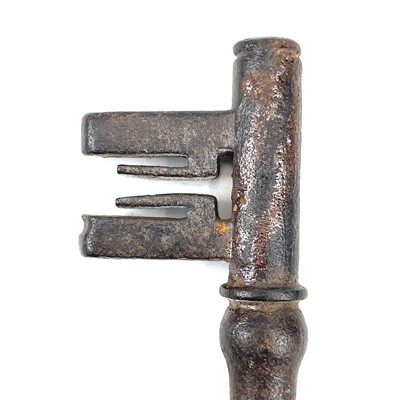 Lot 32 - An 18th century iron key, with integral...
