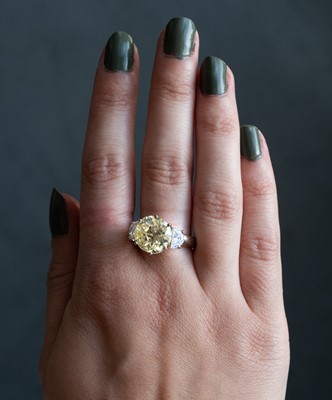 Lot 9 - An impressive 4.80ct V S2 fancy light yellow diamond solitaire ring.