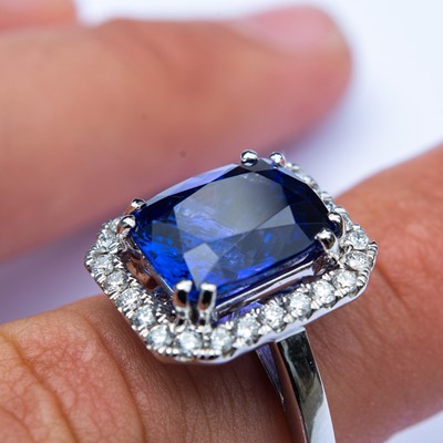 Lot 3 - An 18ct white gold tanzanite and diamond cluster ring