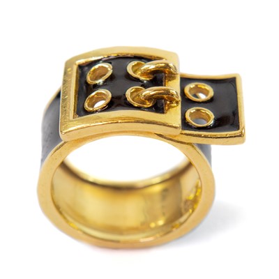 Lot 416 - Kutchinsky – An 18ct gold and black enamel buckle ring.