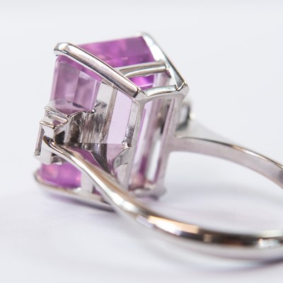 Lot 99 - An 18ct white gold kunzite and diamond dress ring.