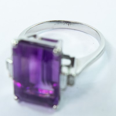 Lot 19 - An 18ct white gold amethyst and diamond dress ring