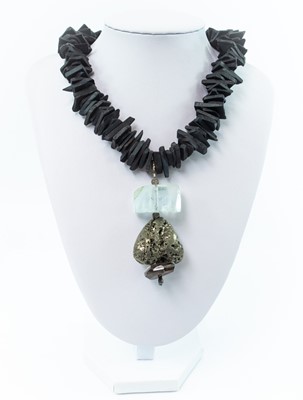 Lot 241 - A stylish contemporary black stone chip pendant necklace.