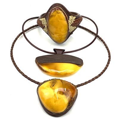 Lot 221 - Contemporary butterscotch amber leather set jewellery.