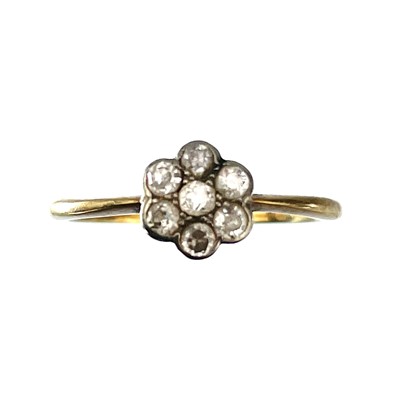 Lot 104 - An 18ct gold diamond set daisy ring.