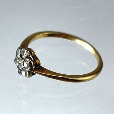 Lot 104 - An 18ct gold diamond set daisy ring.