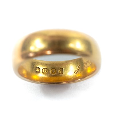 Lot 46 - A Victorian 18ct gold hallmarked gold D section band ring.