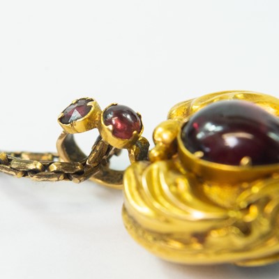 Lot 108 - A Victorian gold carbuncle garnet set heart shaped pendant locket and chain.