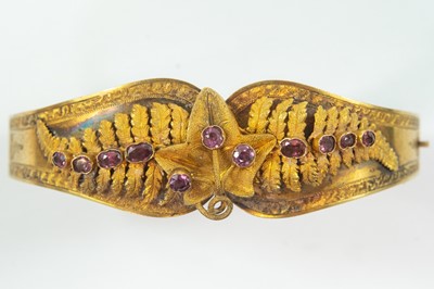 Lot 146 - A Victorian gold fern design hinged bangle.