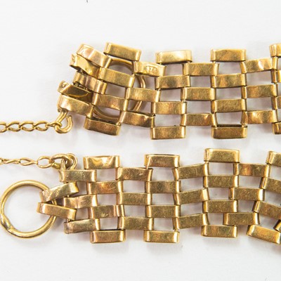 Lot 174 - A 9ct gold gatelink bracelet with padlock clasp, 5.3g.