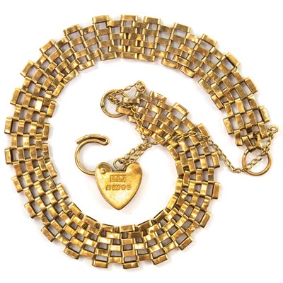 Lot 174 - A 9ct gold gatelink bracelet with padlock clasp, 5.3g.