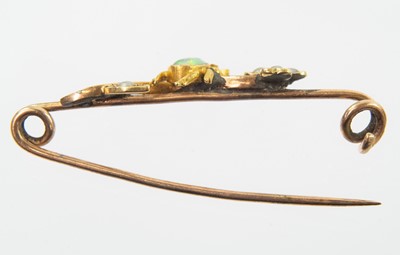 Lot 112 - A Victorian gold pin brooch.