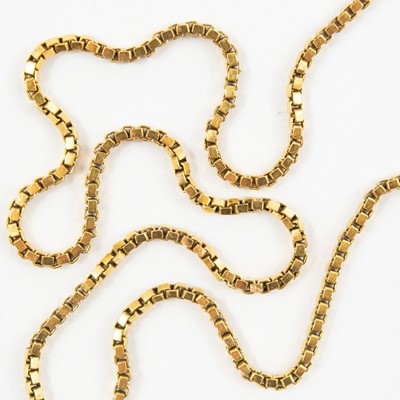Lot 32 - An 18ct gold box link chain.