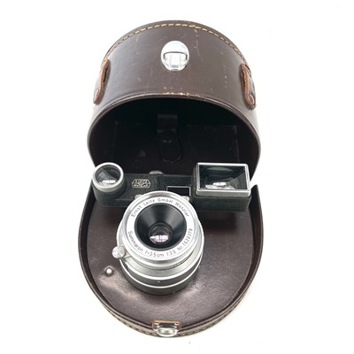 Lot 99 - A Leica Summaron 35mm lens with eyes Nr...