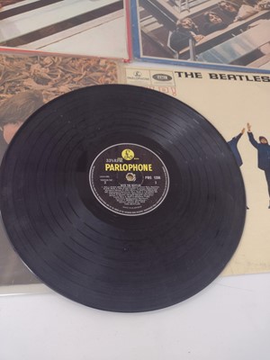 Lot 22 - THE BEATLES - Sixteen 12" albums and anthologies.