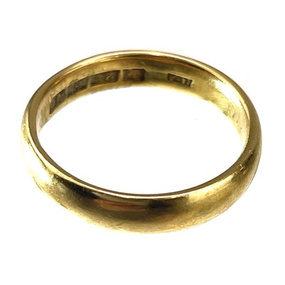 Lot 157 - A 22ct gold band ring