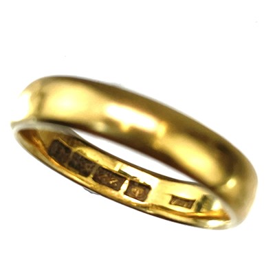 Lot 157 - A 22ct gold band ring