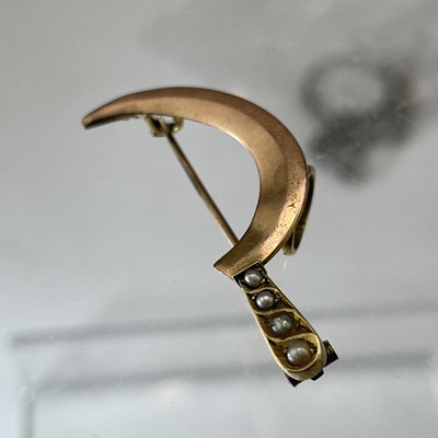 Lot 72 - A Victorian rose gold pearl set scythe brooch