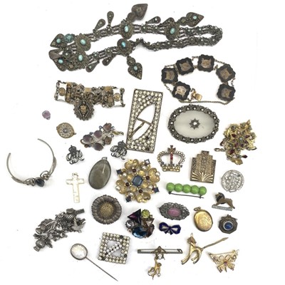 Lot 225 - A collection of costume jewellery.