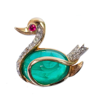 Lot 261 - A Trifari costume brooch in the form of a duck