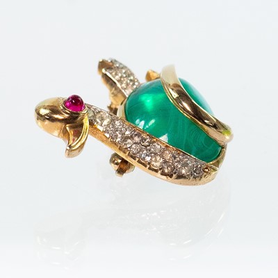 Lot 261 - A Trifari costume brooch in the form of a duck