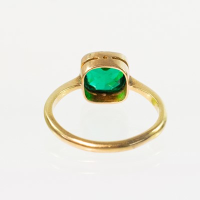 Lot 78 - An 18ct gold green garnet stone set ring.