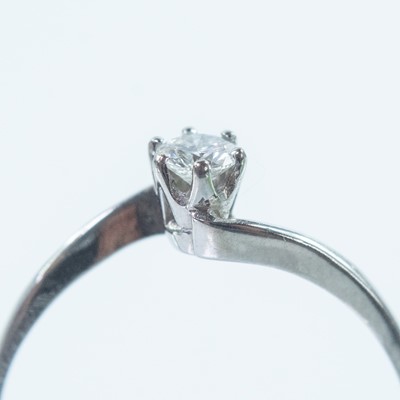 Lot 123 - An 18ct white gold diamond solitaire ring.