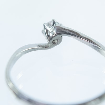 Lot 123 - An 18ct white gold diamond solitaire ring.