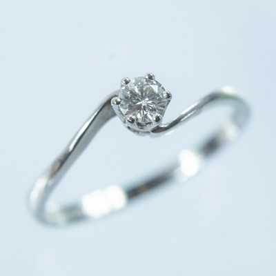 Lot 123 - An 18ct white gold diamond solitaire ring.