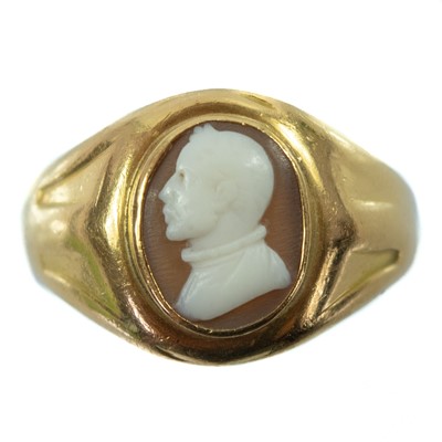 Lot 68 - A Victorian 18ct gold shell cameo set gentleman's ring.
