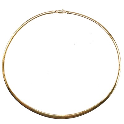 Lot 126 - A 9ct gold omega chain necklace