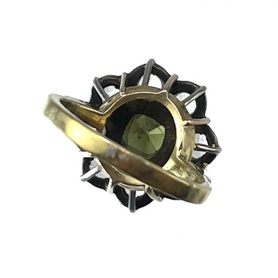 Lot 183 - An 18ct white sapphire and green garnet set ring