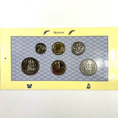 Lot 132 - New Zealand Uncirculated Bank Note and Coin Sets (x5) Including Lord of the Rings interest.