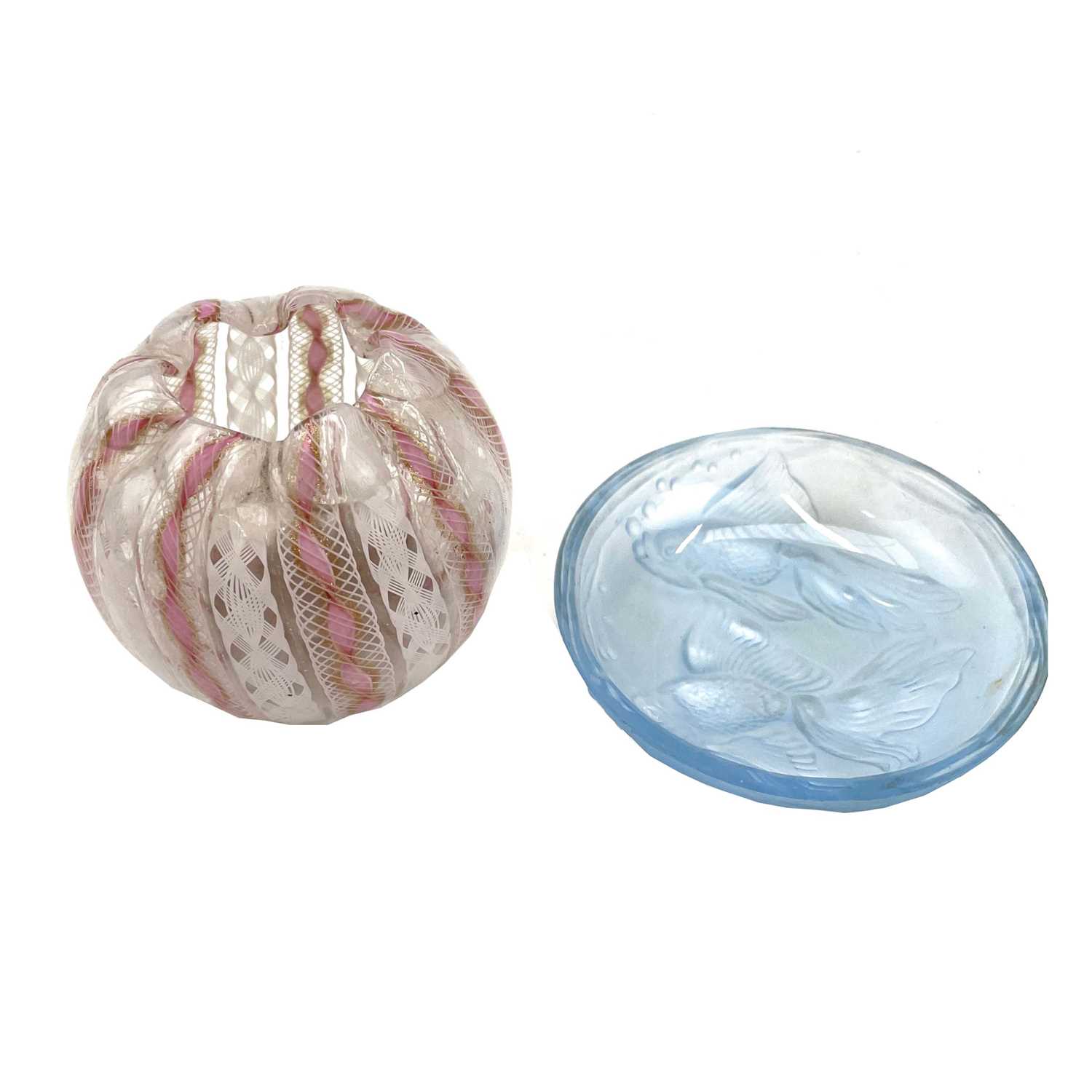 Lot 902 - A Venetian latticino small glass pot, diameter...