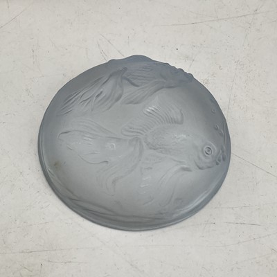 Lot 902 - A Venetian latticino small glass pot, diameter...