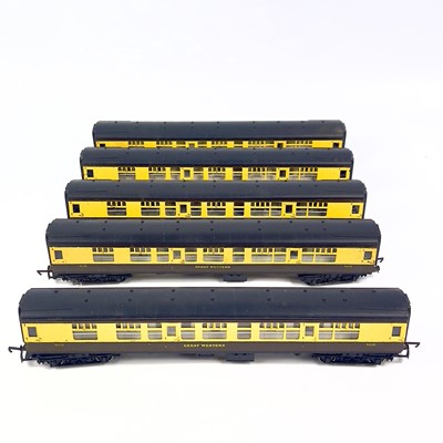 Lot 614 - Hornby Great Western 00 Gauge Chocolate & Cream Livery Carriages (x7).