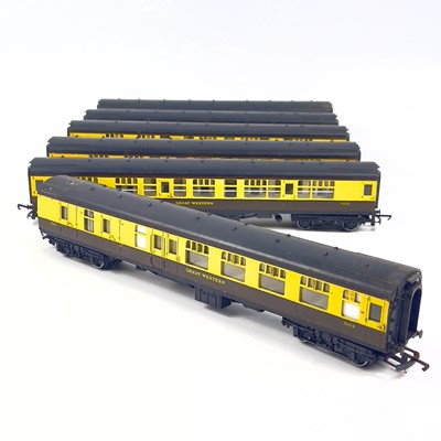 Lot 614 - Hornby Great Western 00 Gauge Chocolate & Cream Livery Carriages (x7).