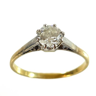 Lot 127 - An 18ct diamond solitaire ring.