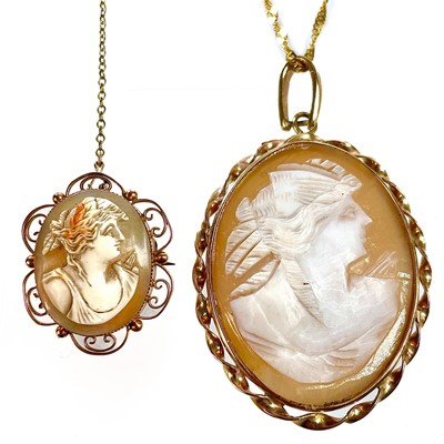 Lot 146 - A 9ct gold mounted large shell cameo pendant necklace.